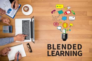 – 便利店B公司 –<br>集体培训效率化：导入削减成本的混合学习(Blended Learning)